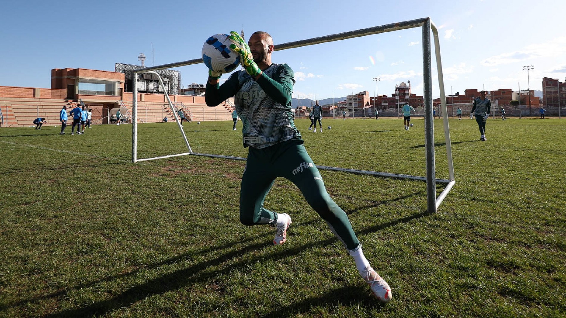 Poupado na Copa do Brasil, Weverton volta ao gol.