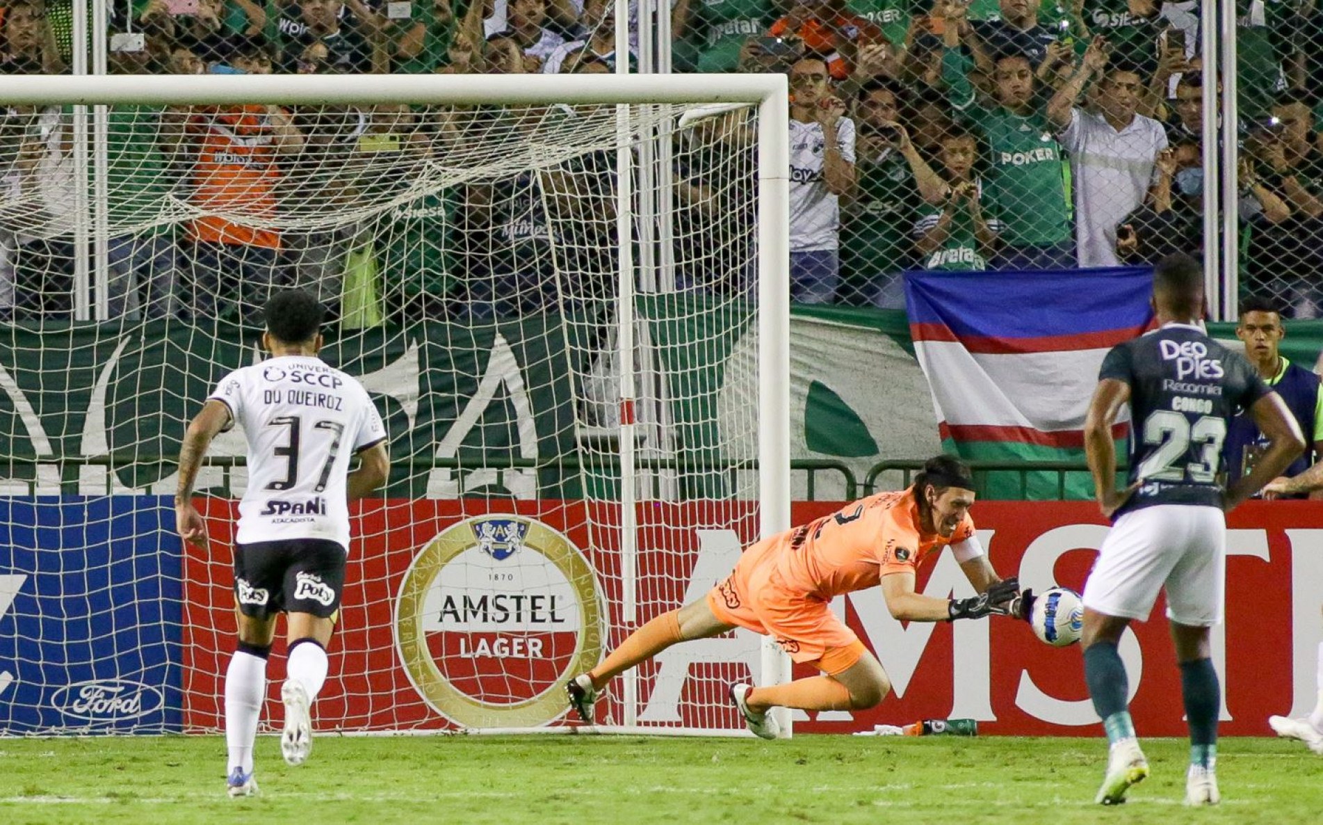 Cássio cometeu penalidade, mas se redimiu defendendo a cobrança.