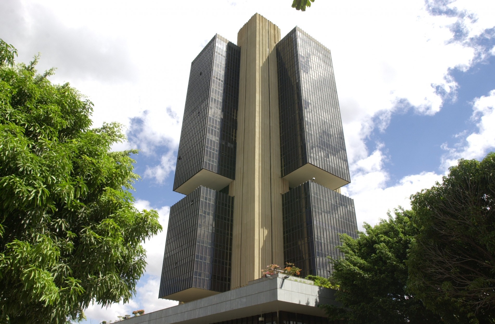 Decisão do BC encarece o crédito e tenta conter a inflação.
