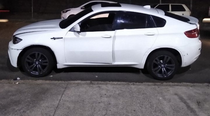 A Polícia Militar encontrou dois tijolos de paste base de cocaína, um revólver e munições escondidos na BMW