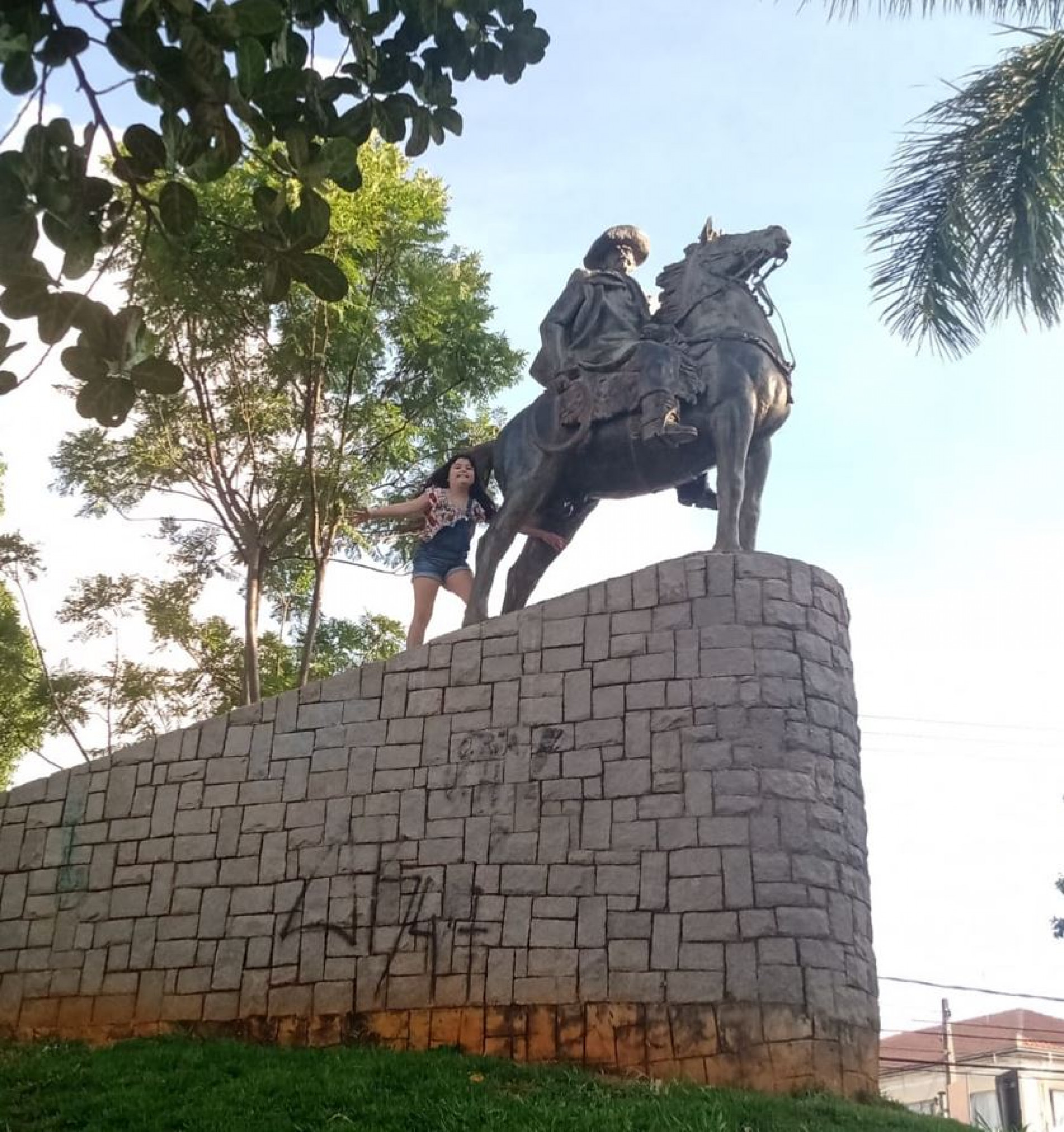 Belinha e a estátua do tropeiro na avenida São Paulo.