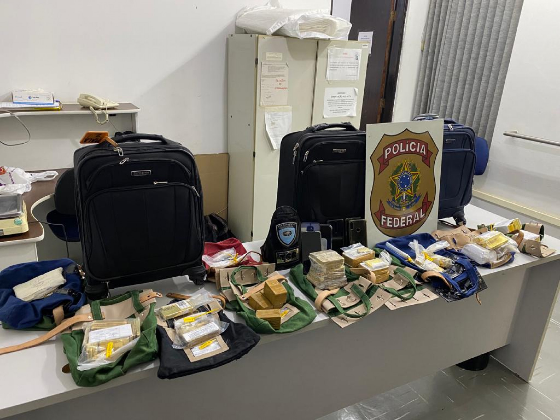 A Pol&iacute;cia Federal apreendeu 77 quilos de ouro 