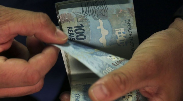 Benefici&aacute;rios do Bolsa Fam&iacute;lia com NIS de final 0 recebem o dinheiro nesta ter&ccedil;a-feira (31)
    