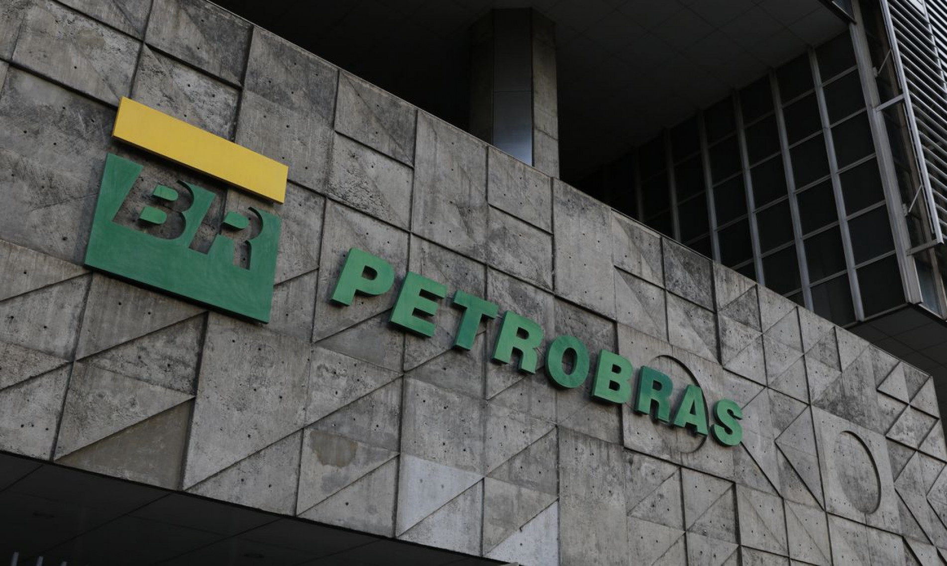 Edifício sede da Petrobras no Centro do Rio. 
    