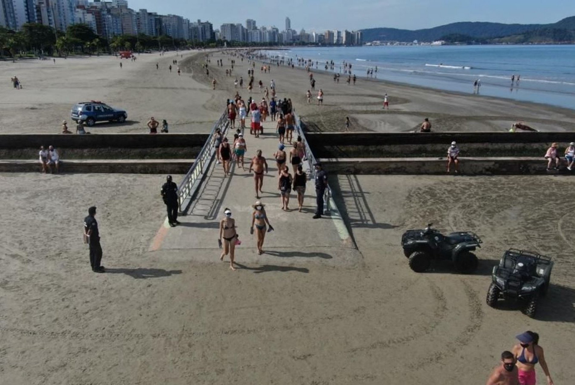 A fiscalização apreende caixas de som nas praias de Santos