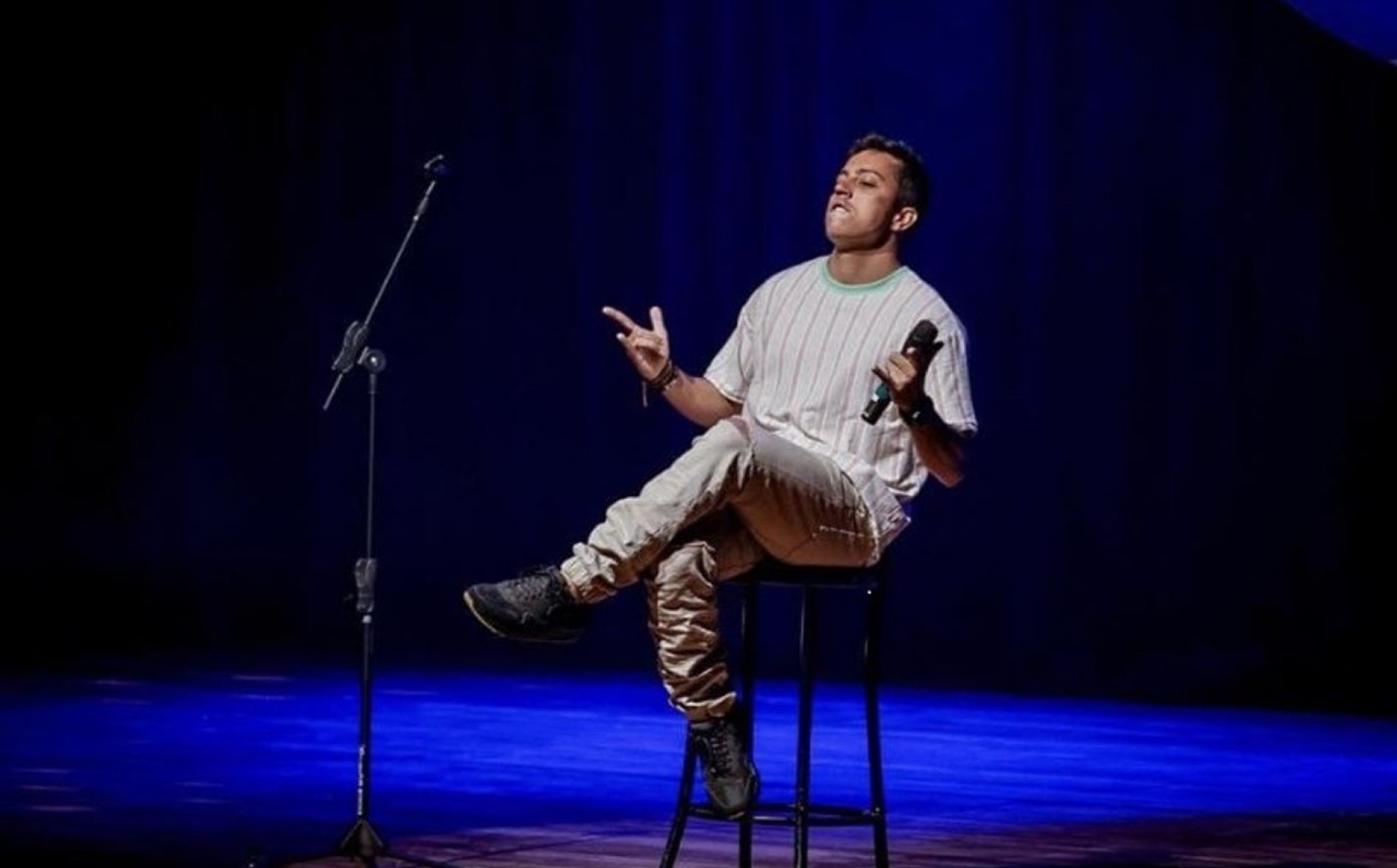 O comediante Renato Albani apresenta a com&eacute;dia "Me Tornei Quem Eu Mais Temia"