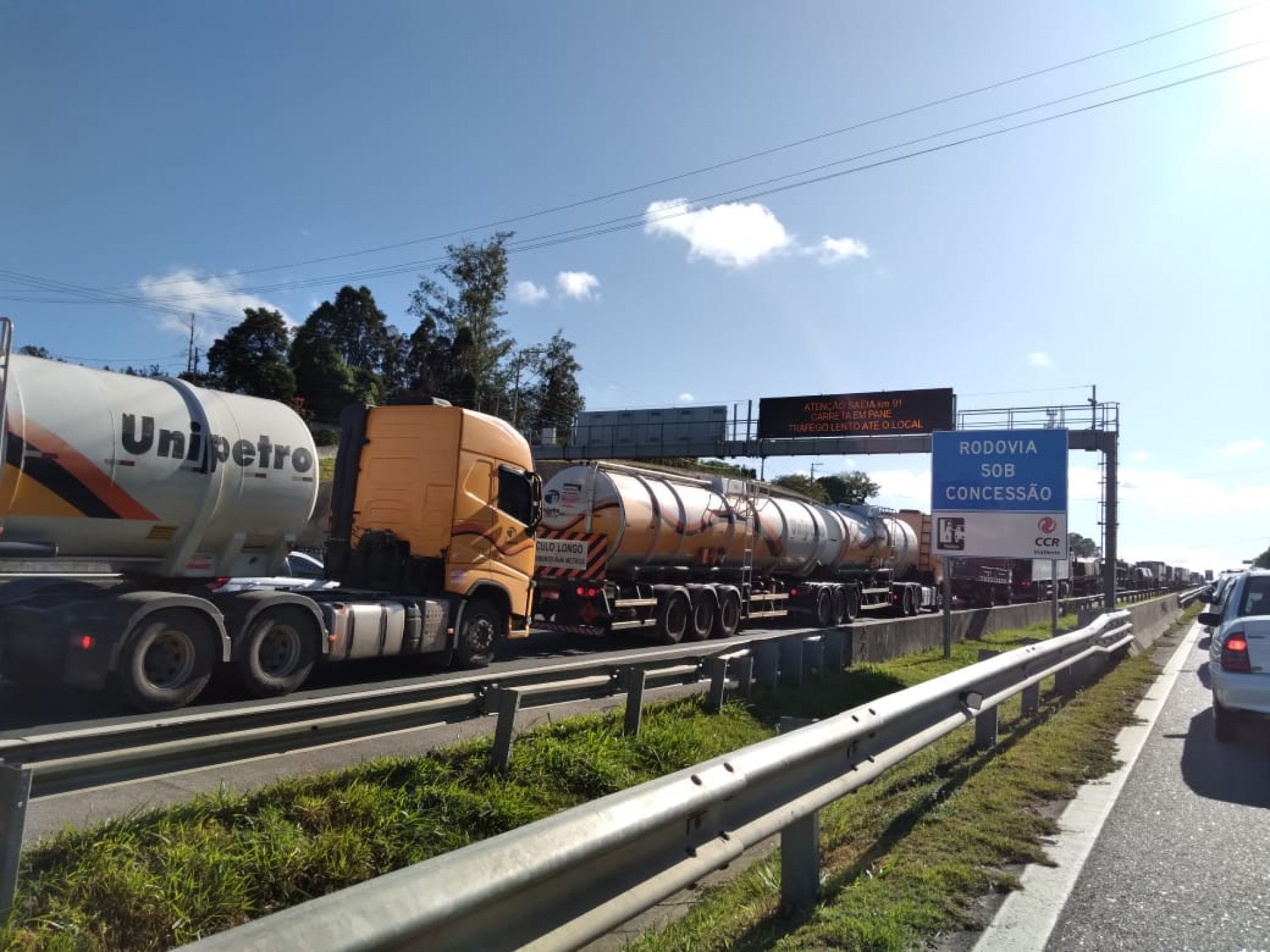 Pane em carreta causa congestionamento na rodovia Raposo Tavares