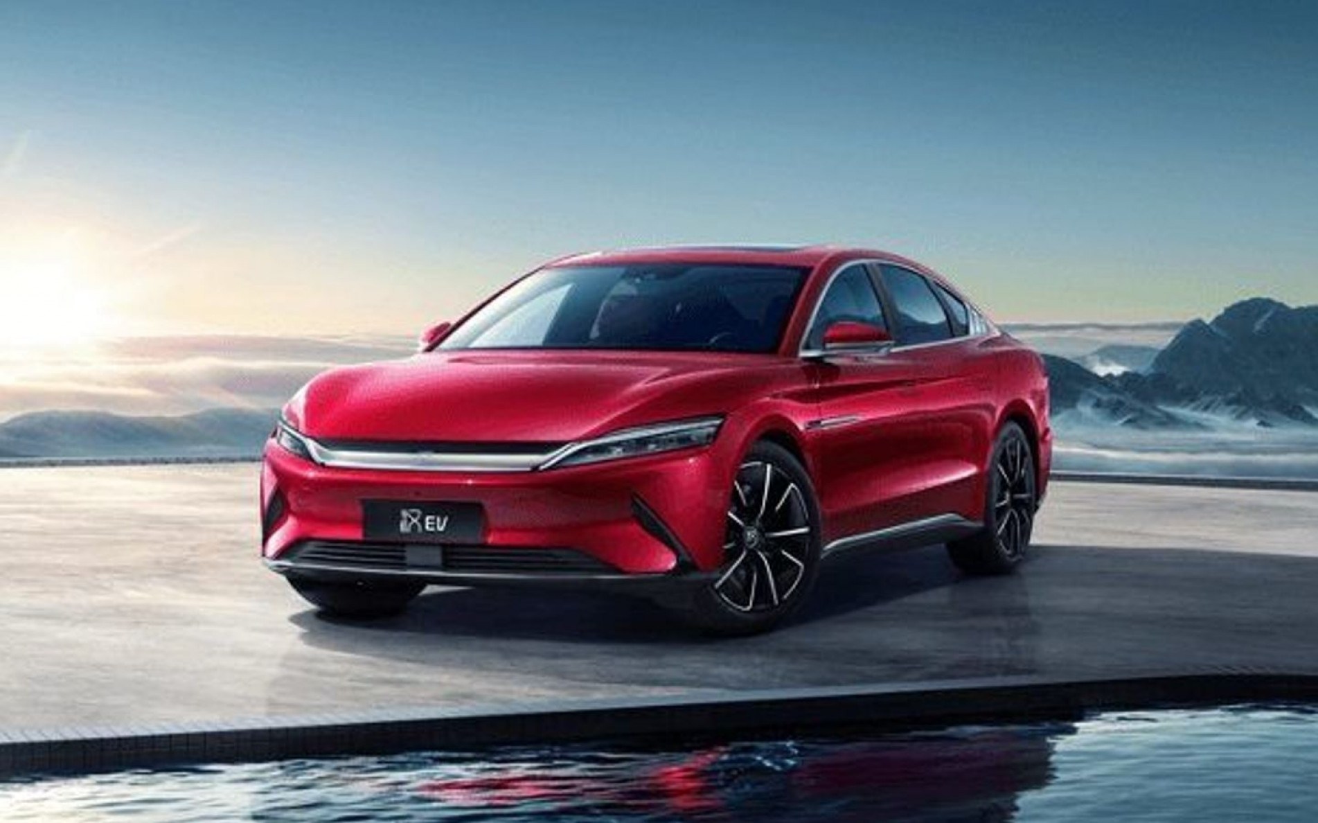 Com 2,92 metros de entrei-eixos, o Han garante interior próximo ao de uma limusine. 