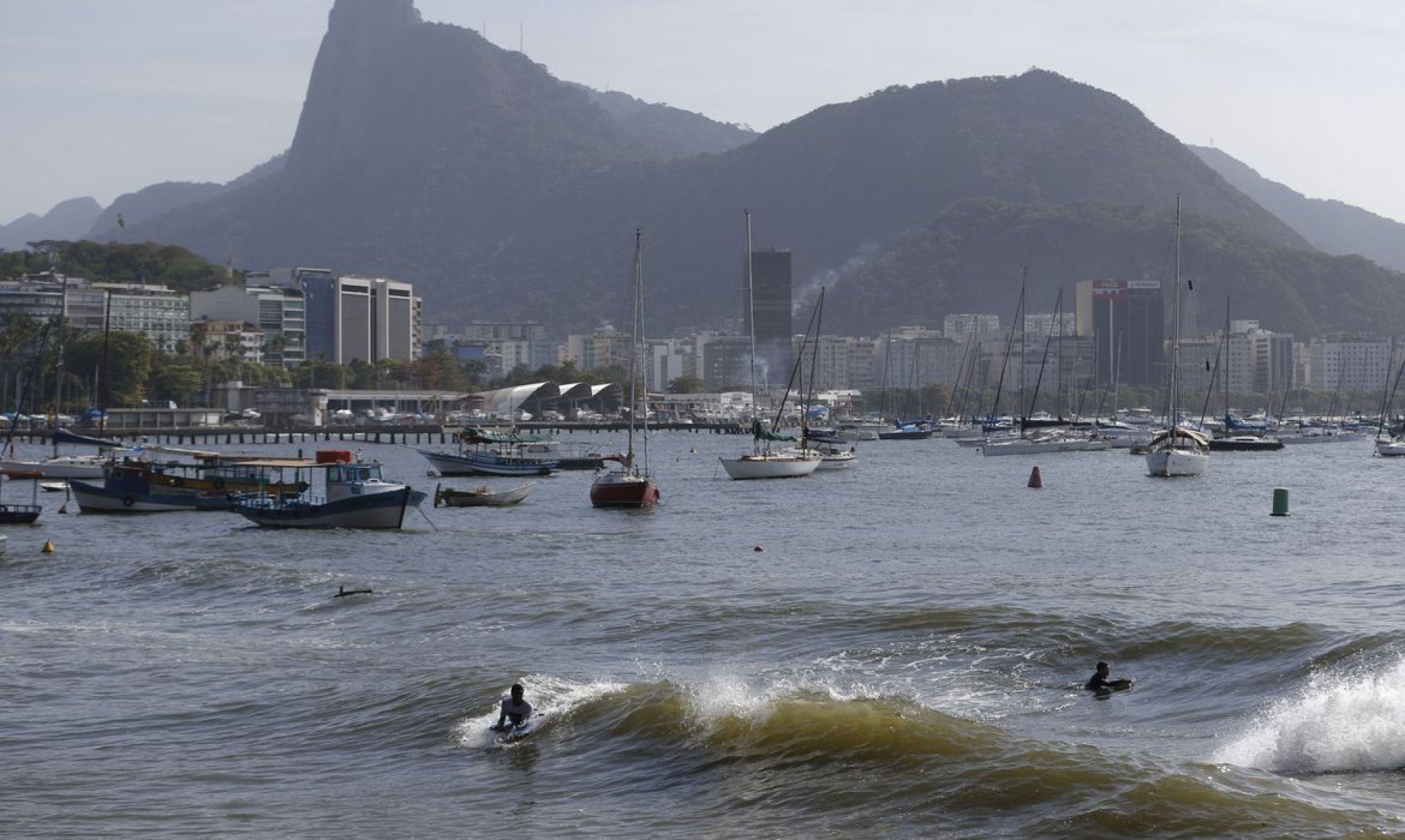 Rio de Janeiro - Surfistas aproveitam ondas raras na enseada da Urca, dentro da Ba..a de Guanabara, durante ressaca que atinge o litoral do Rio de Janeiro. (Fernando Fraz..o/Ag..ncia Brasil).
    