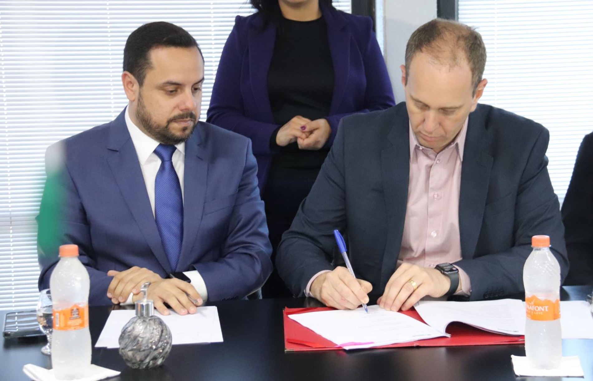 A assinatura do convênio ocorreu no Paço Municipal com a presença do prefeito Rodrigo Manga e do presidente da subseção de Sorocaba da OAB Márcio Leme.