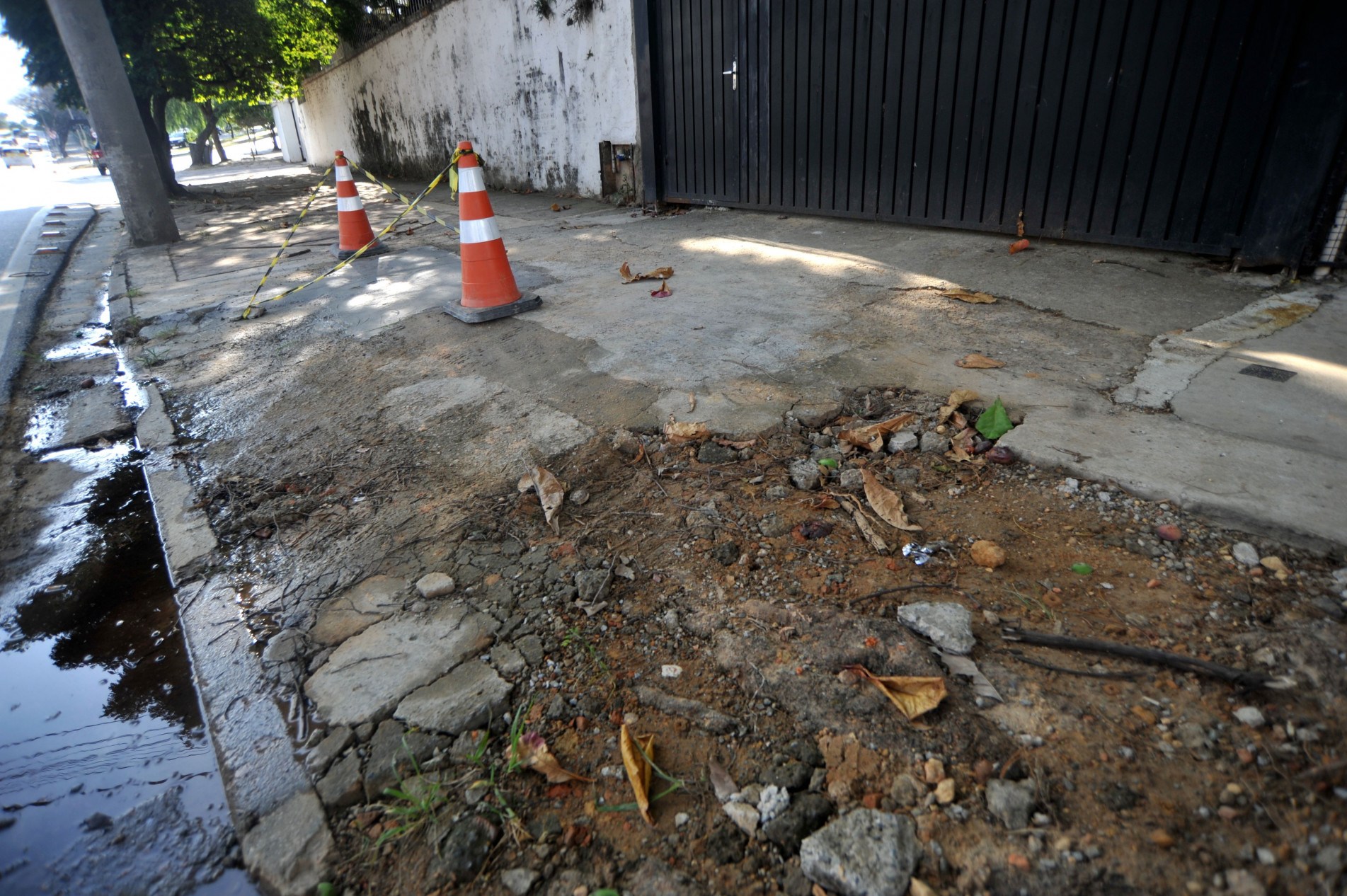 Calçada de imóvel na avenida General Osório passa por manutenção.