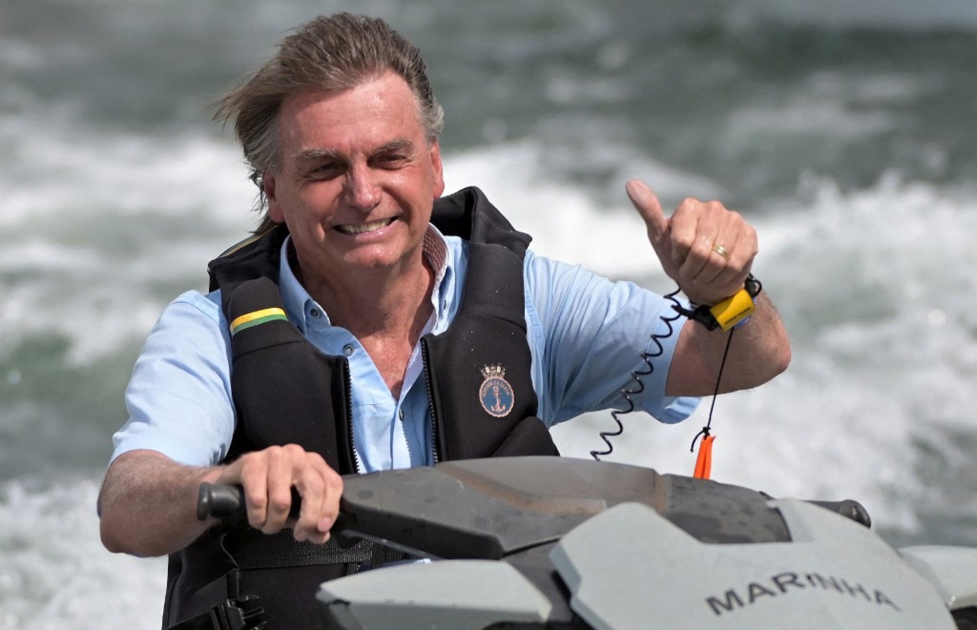 Bolsonaro vai a 'lanchaciata' e pilota moto náutica entre apoiadores em Brasília      
