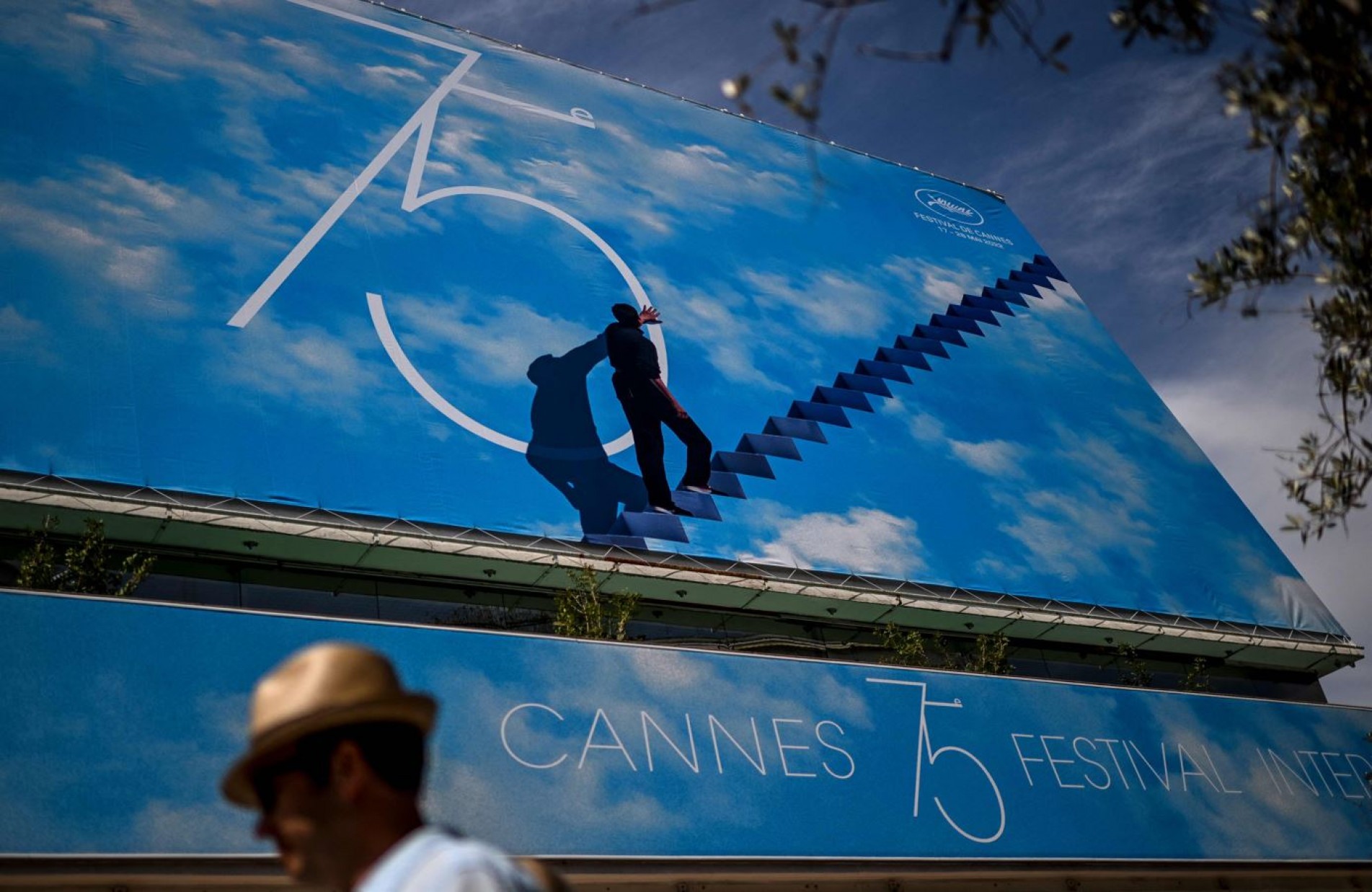 O cartaz oficial do 75º Festival de Cinema de Cannes, na entrada do Palais des Festivals.