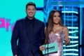 Michael Bubl&eacute; e Anitta no palco do BBMAs 2022 - Getty Images
