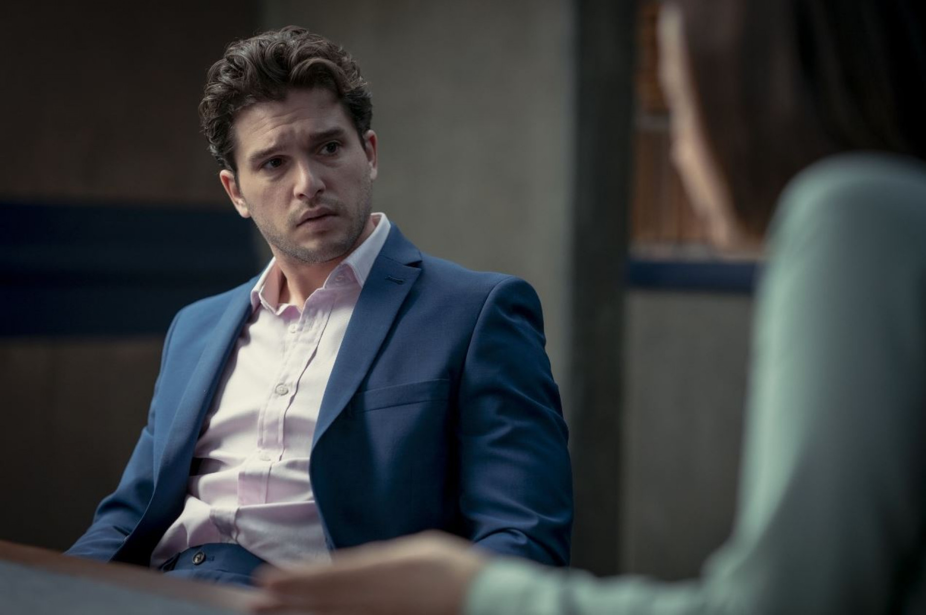 Alex (Kit Harington), é acusado de estupro por uma colega de trabalho.