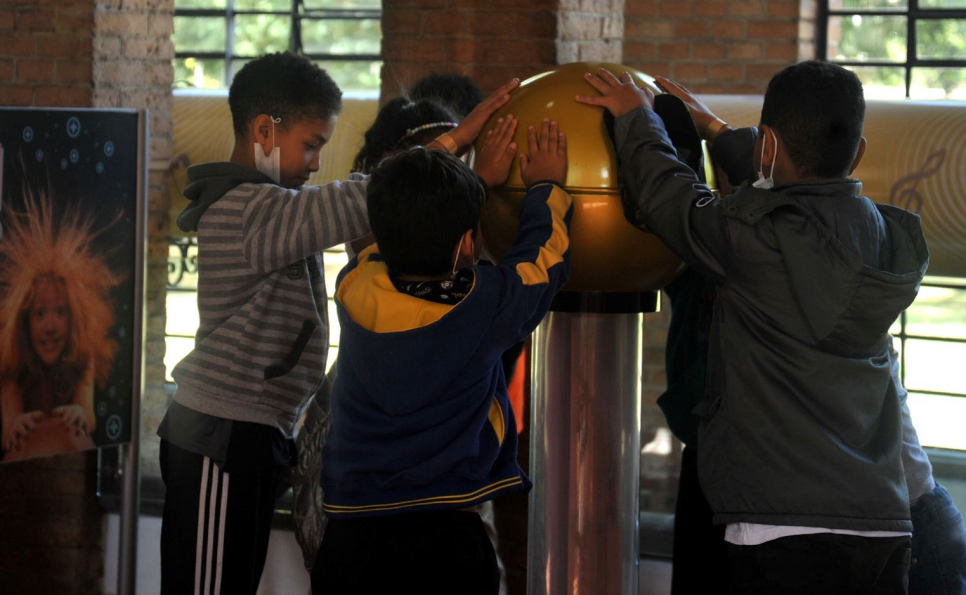 A criançada ficou de cabelo em pé com a exposição de eletromagnetismo.