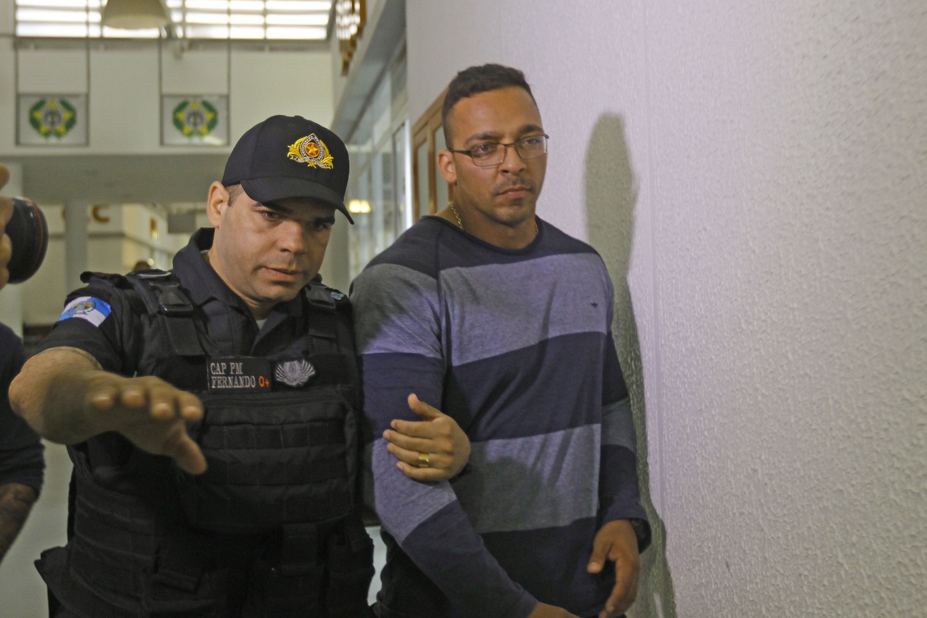 Os presos são acusados de ajudar a maior milícia do RJ.