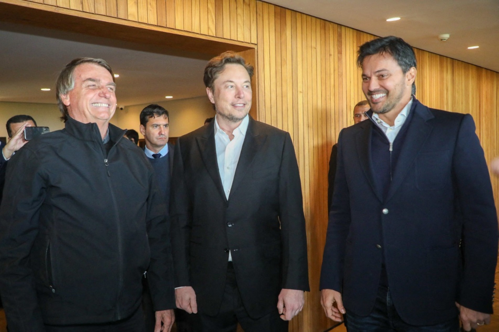 Presidente Jair Bolsonaro, o bilionário americano Elon Musk e o ministro das Comunicações, Fábio Faria.