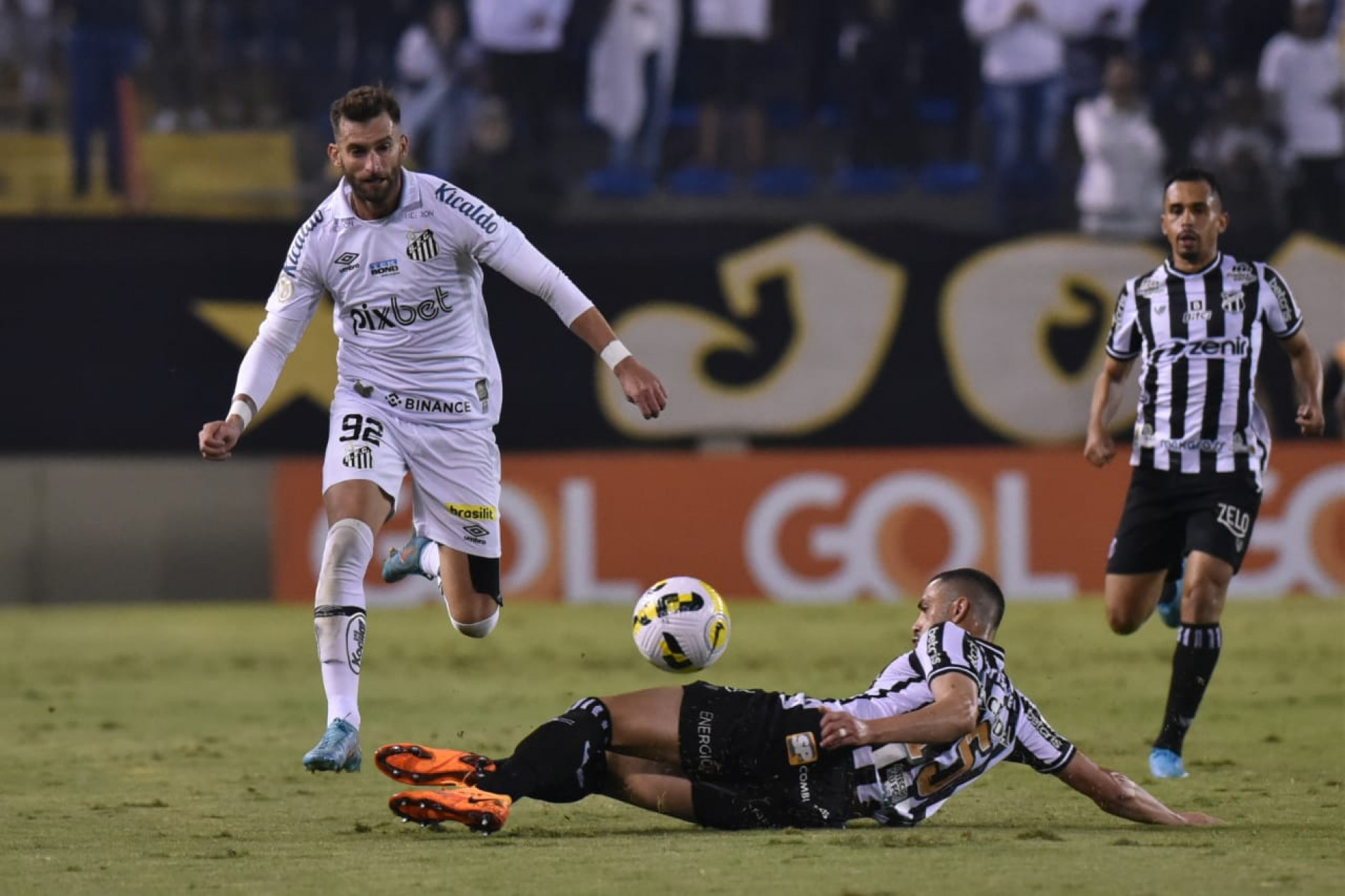 Léo Baptistão teve gol anulado.