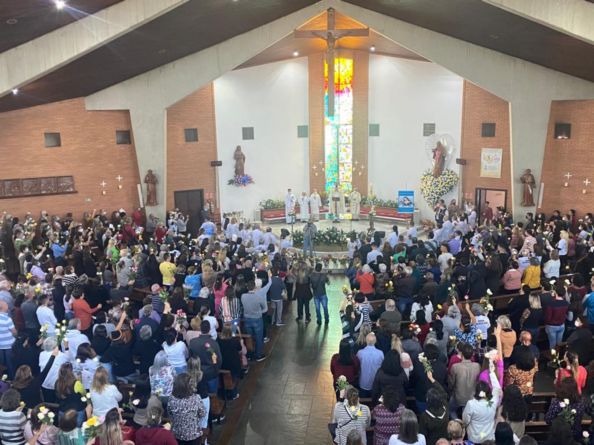 Missa Bênção das Rosas em Sorocaba reúne fiéis