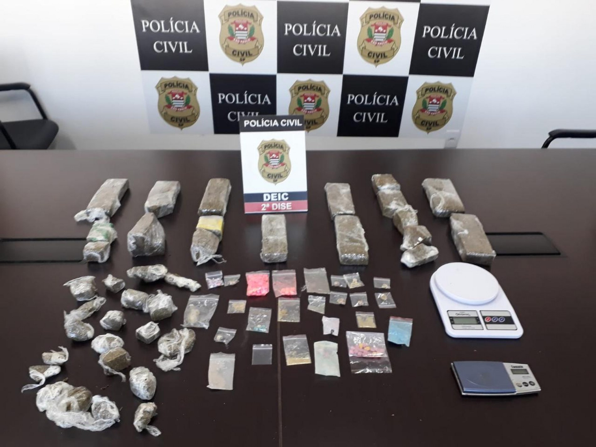 No apartamento do acusado, os agentes apreenderam um total de 5,7 quilos de maconha, 115 comprimidos de ecstasy e 11 porções de MDMA
