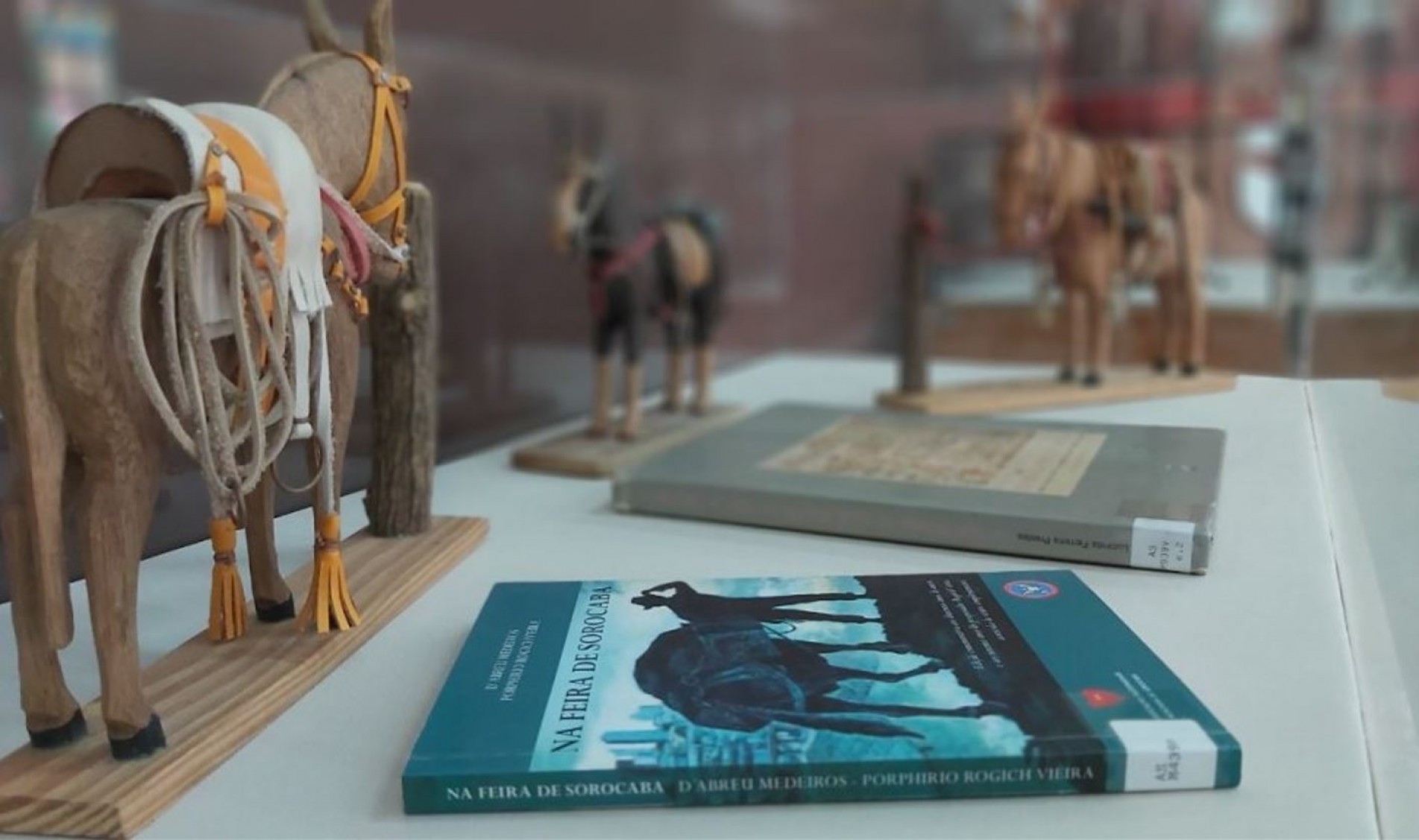 Visitantes podem conferir mulinhas confeccionadas por artistas locais.