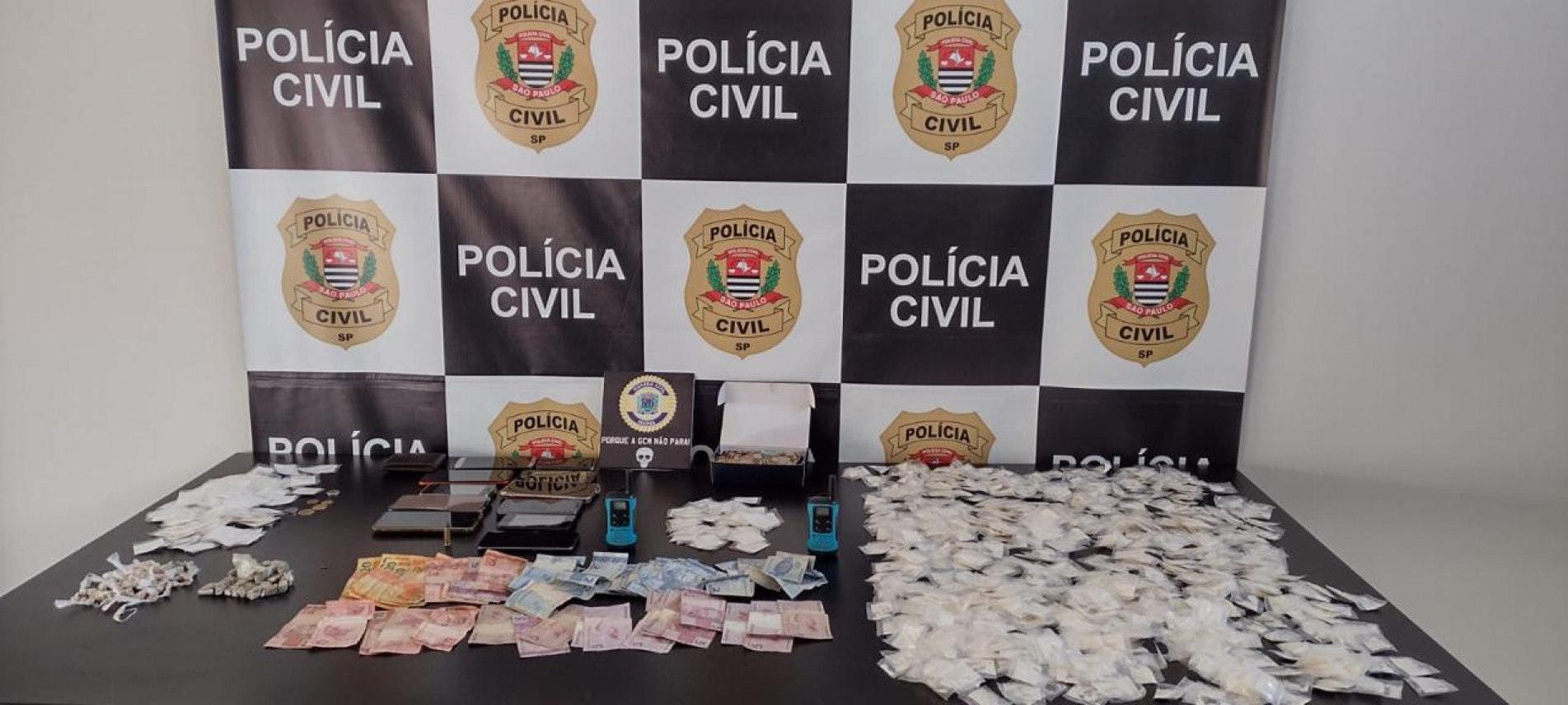 Foram apreendidas porções de cocaína, crack e maconha