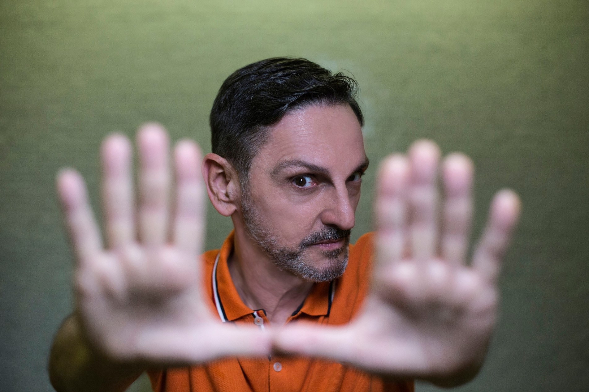 Cantor e compositor lança novo álbum e projetos de teledramaturgia.