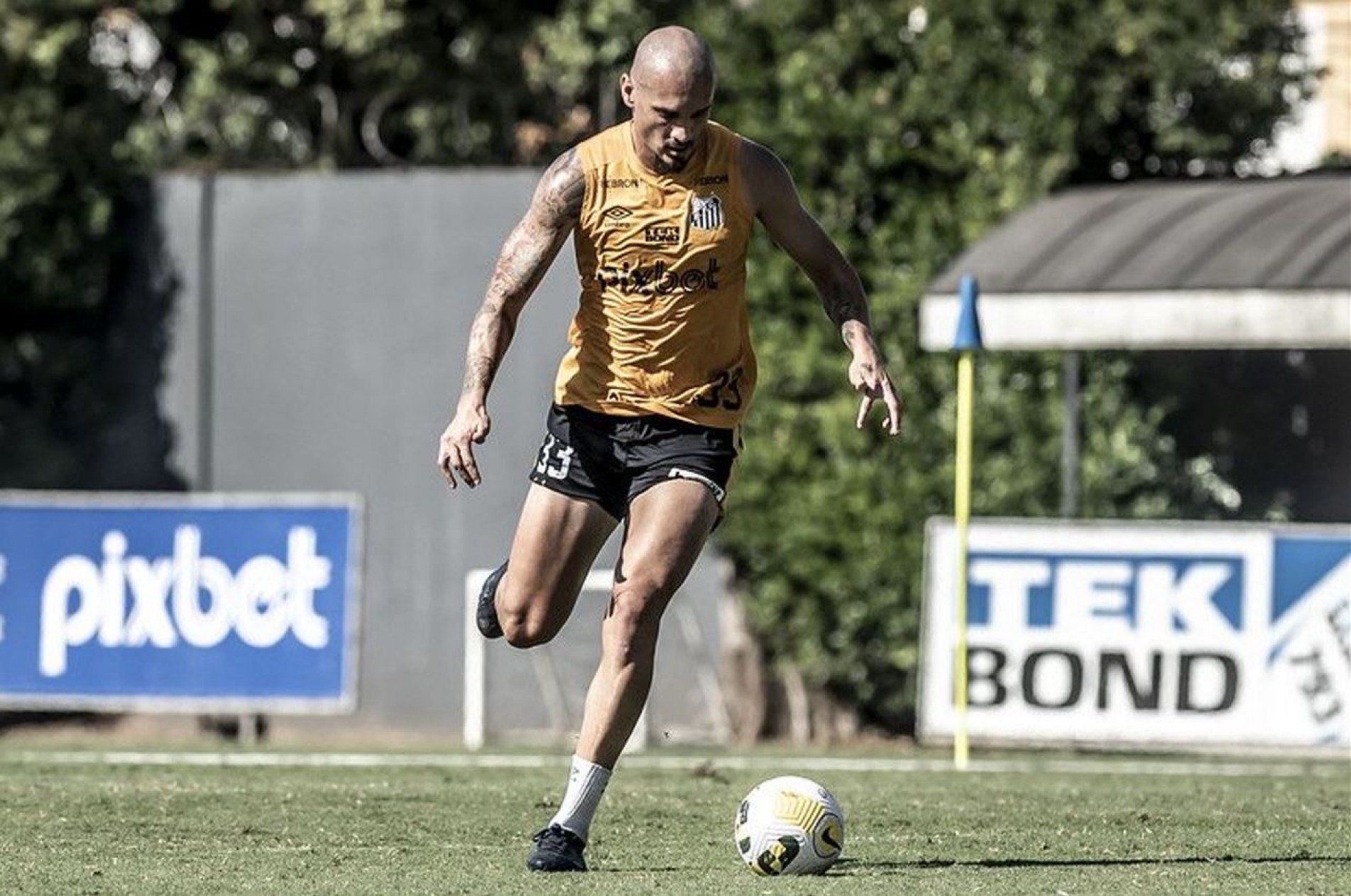 Maicon acertou a zaga.
