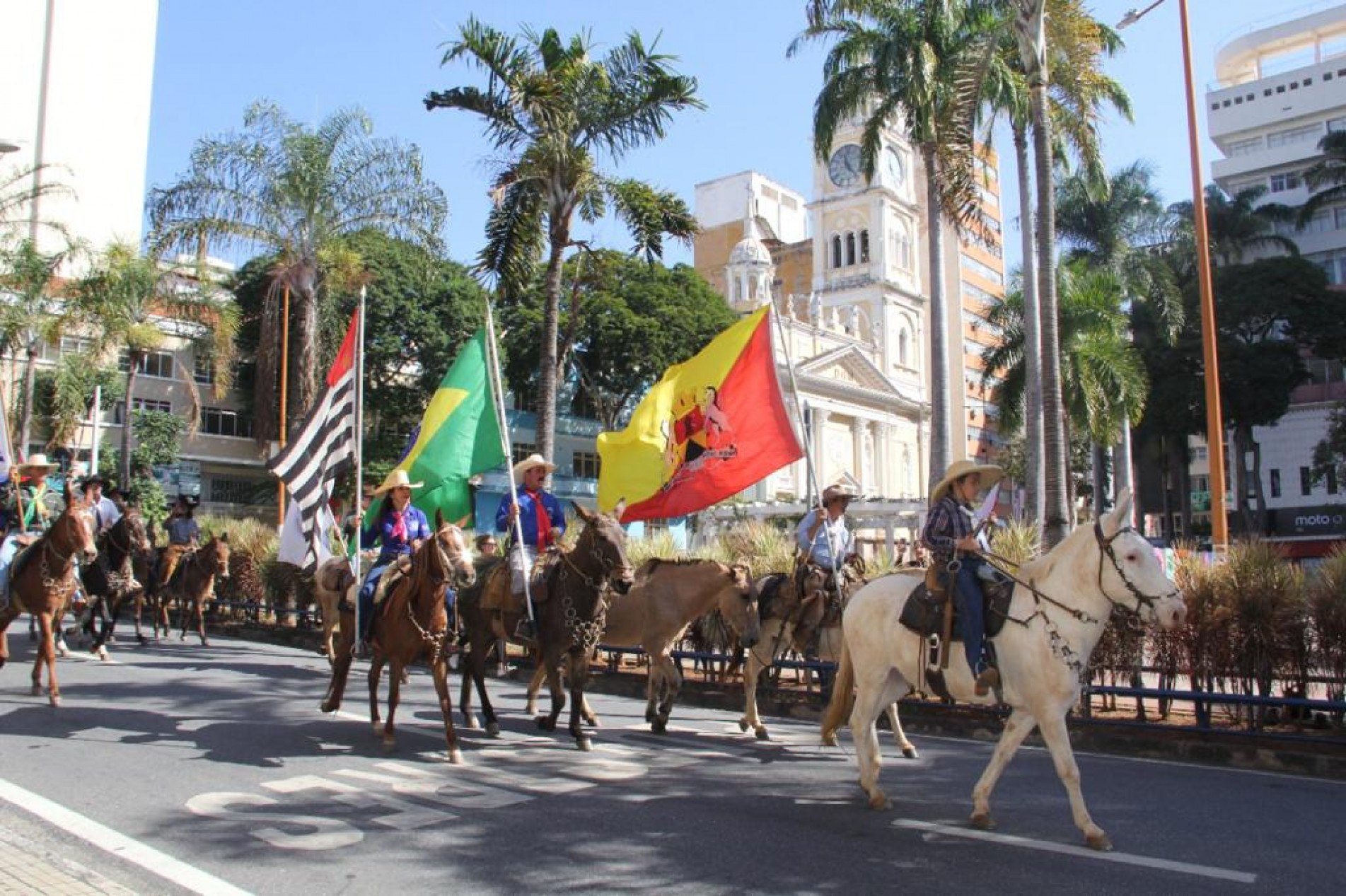 Tropeada parte rumo ao Parque das Águas 
