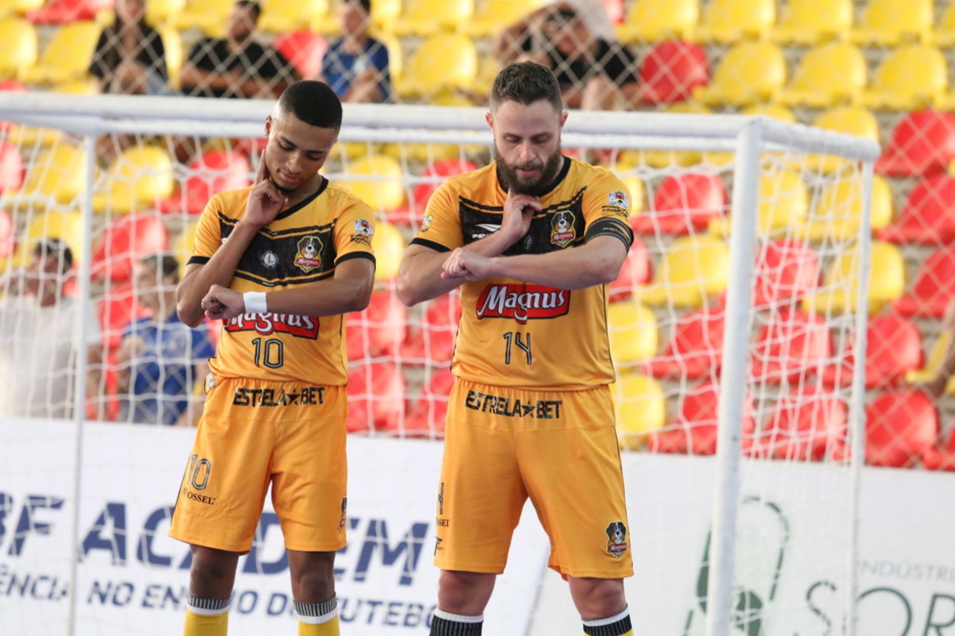 Rodrigo (dir.) fez gol.