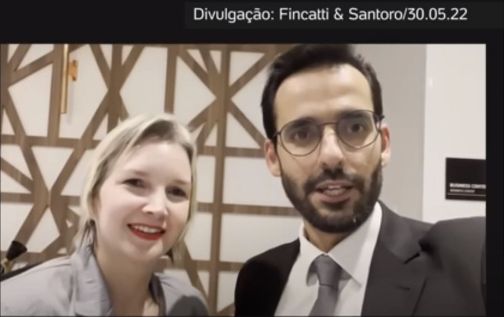 Elize Matsunaga e o advogado Luciano Santoro em vídeo.