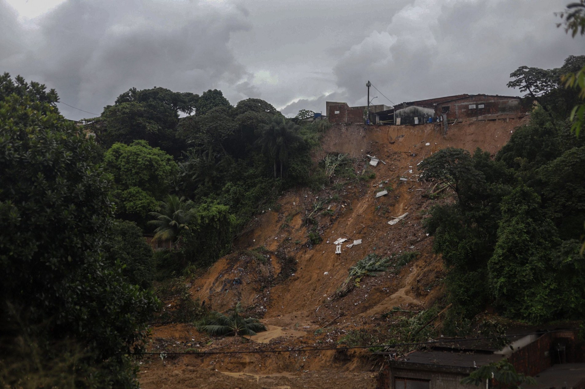 Vista do deslizamento ocorrido na Vila dos Milagres.