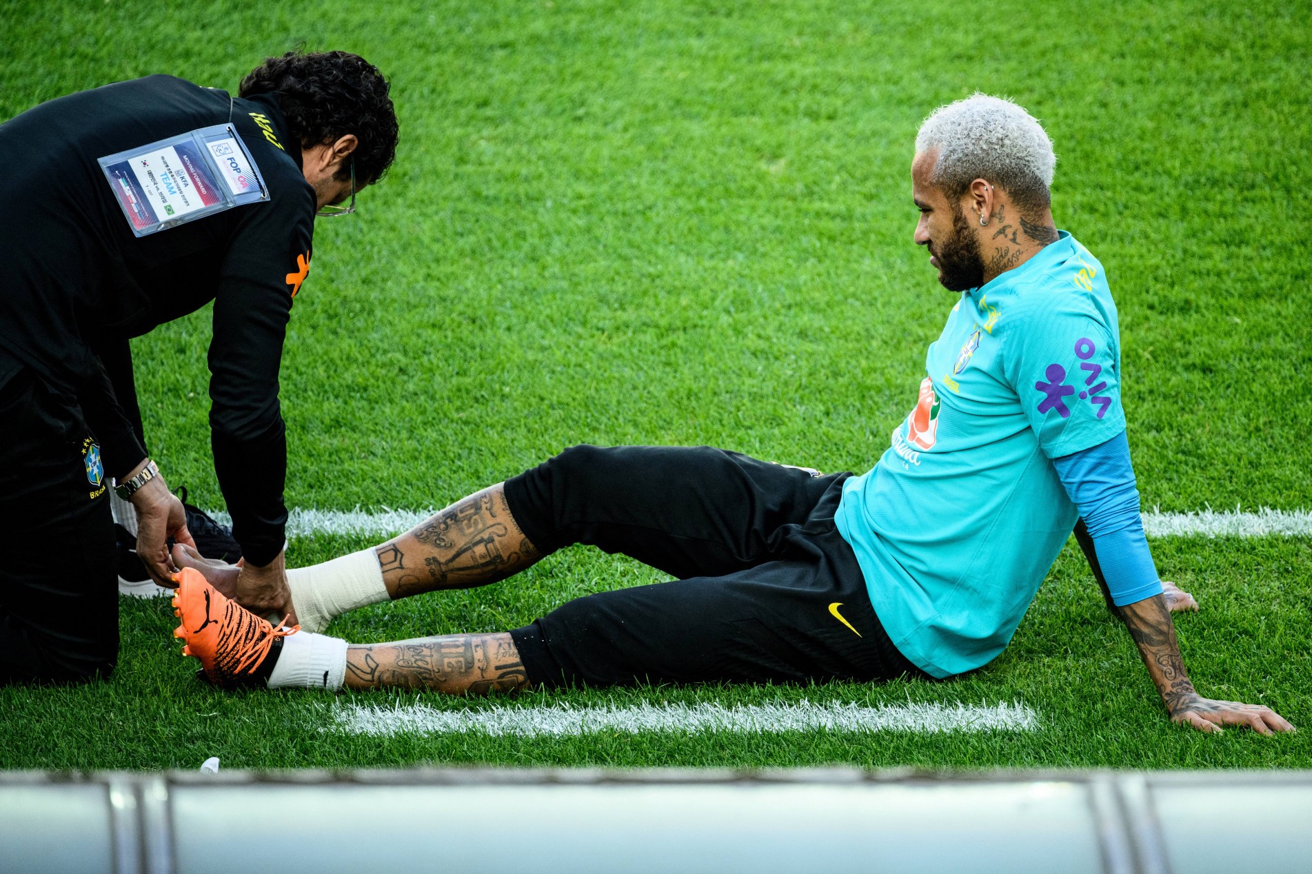 Neymar teve que deixar mais o cedo o treino da seleção após sofrer um pisão no pé direito 