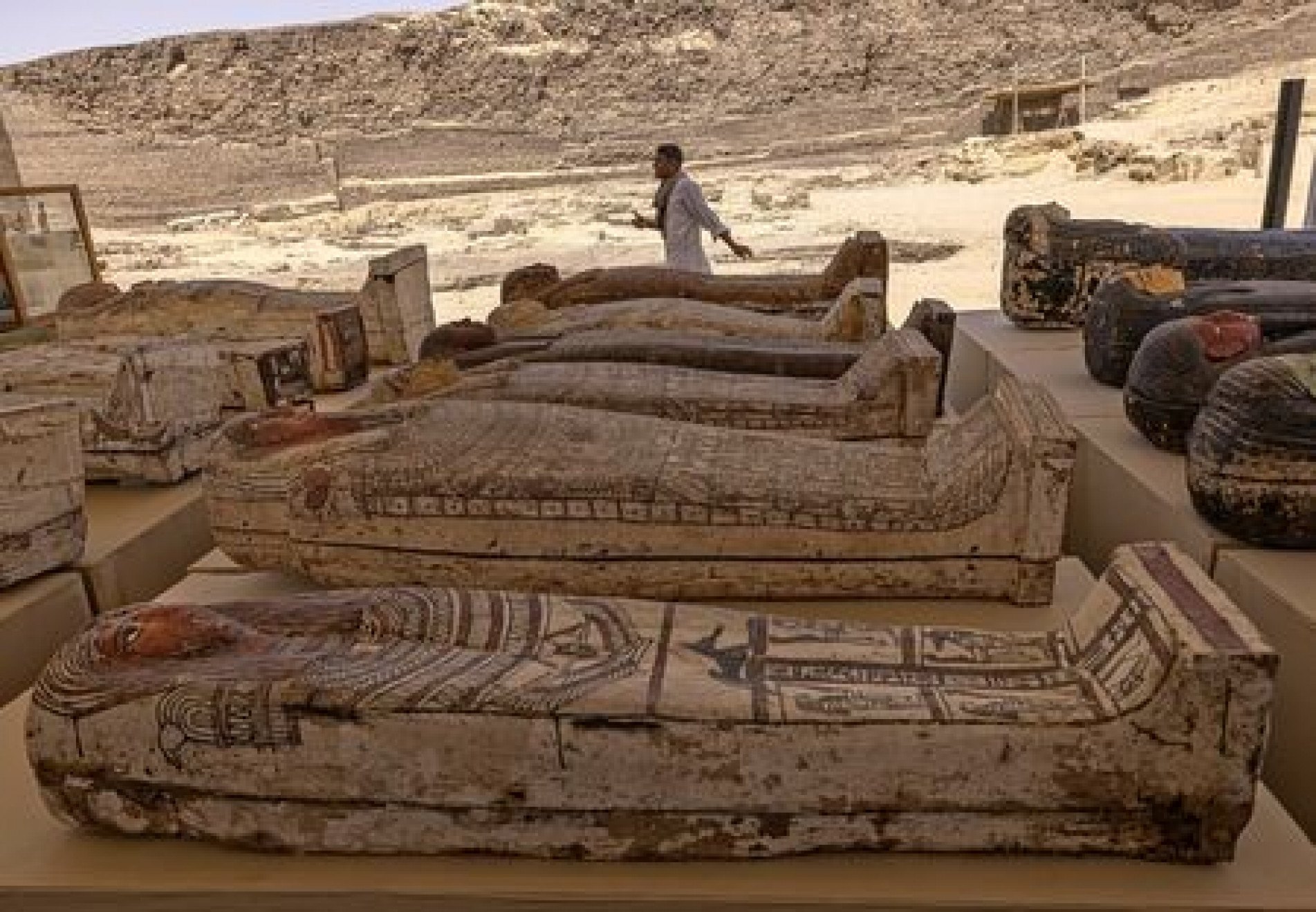 
Arqueólogos encontraram 250 sarcófagos egípcios e 150 estátuas de divindades em cemitério no Egito 