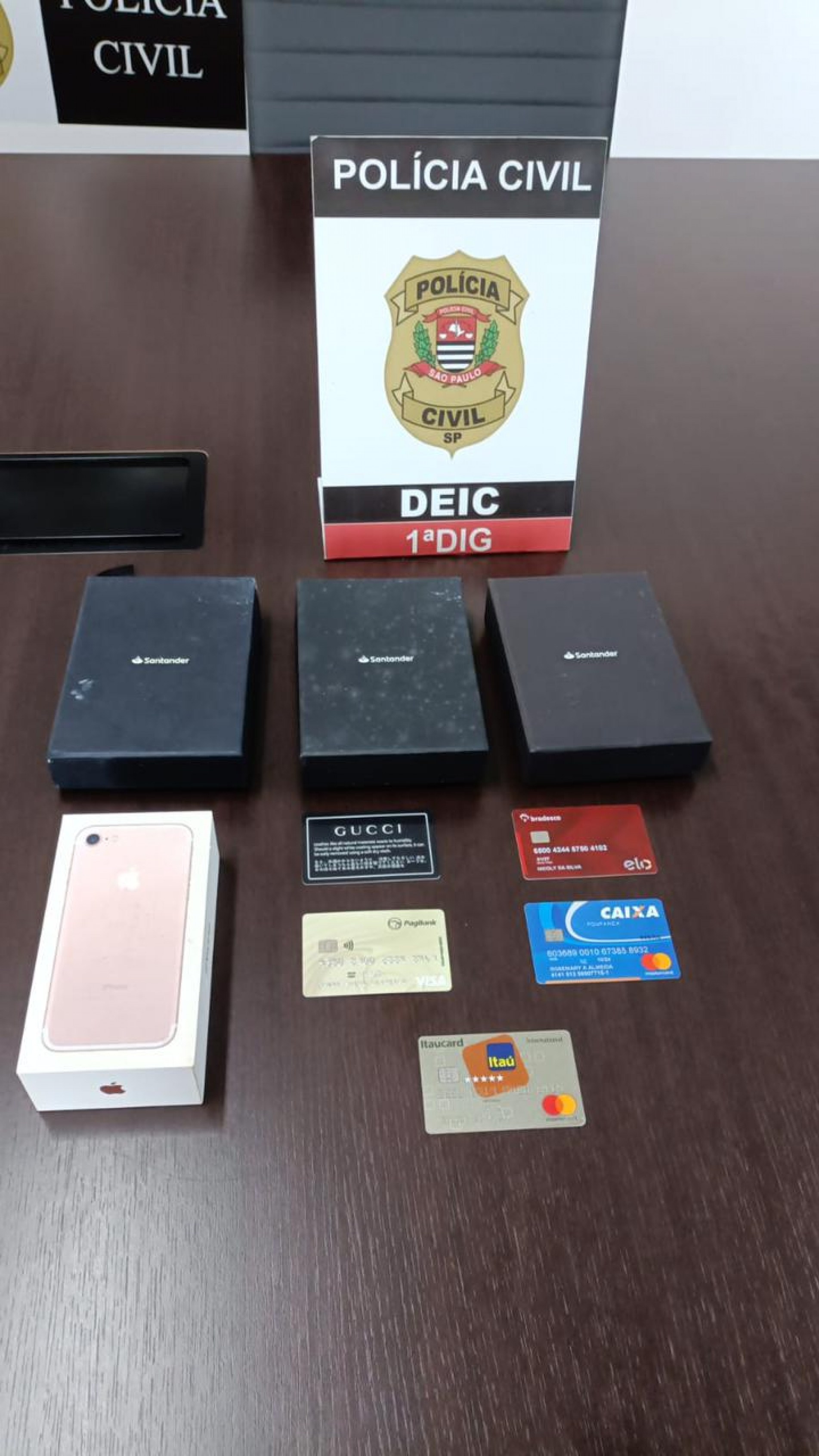 As equipes localizaram documentos e diversos chips de celular que eram utilizados para cometer os crimes