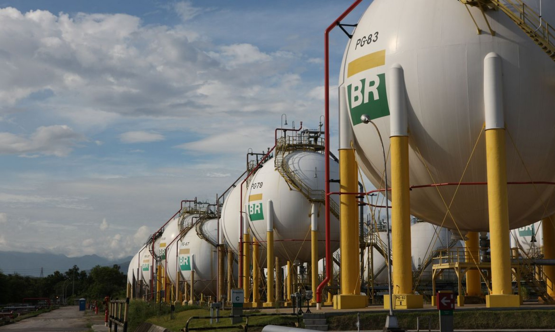  Esferas de armazenamento de G..s Liquefeito de Petr..leo (GLP) da Refinaria Duque de Caxias - REDUC .
    