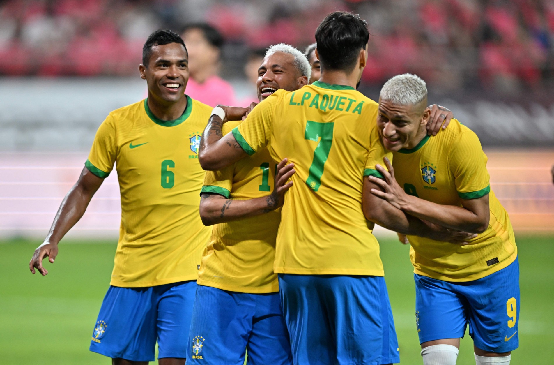 Neymar, recuperado de um pisão no pé, sofrido no dia anterior, foi um dos destaques da partida