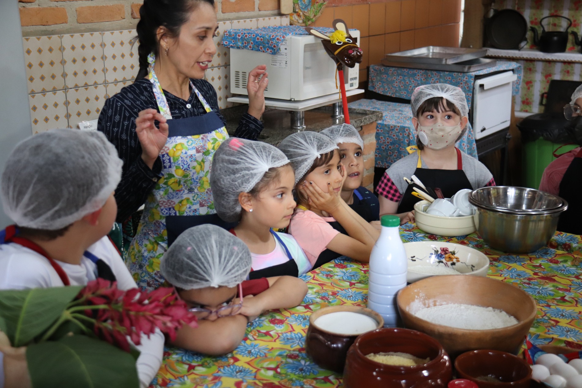 Experiência na cozinha da Biblioteca Infantil teve a participação de 21 crianças.