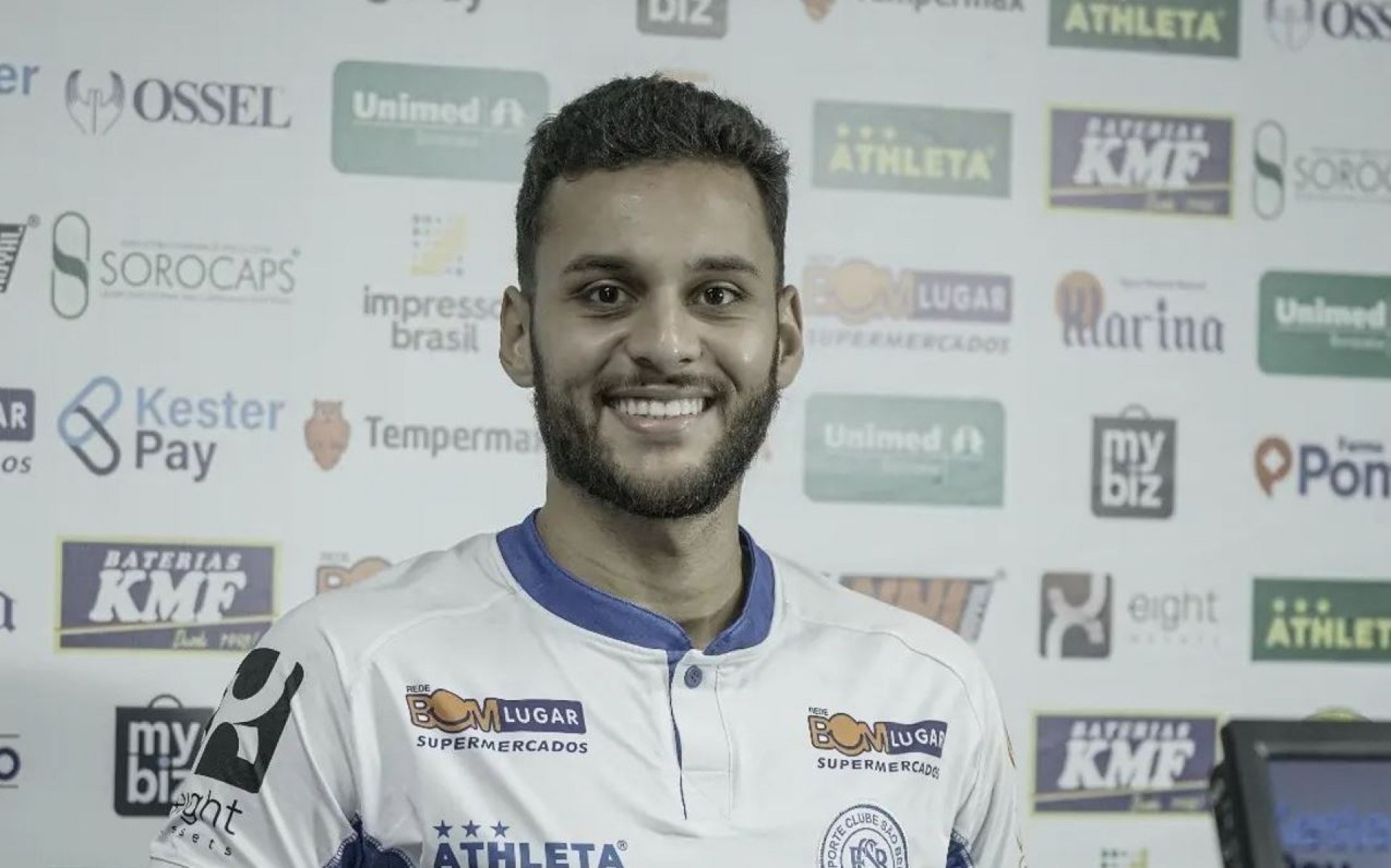 Gomes, de 23 anos, zagueiro.