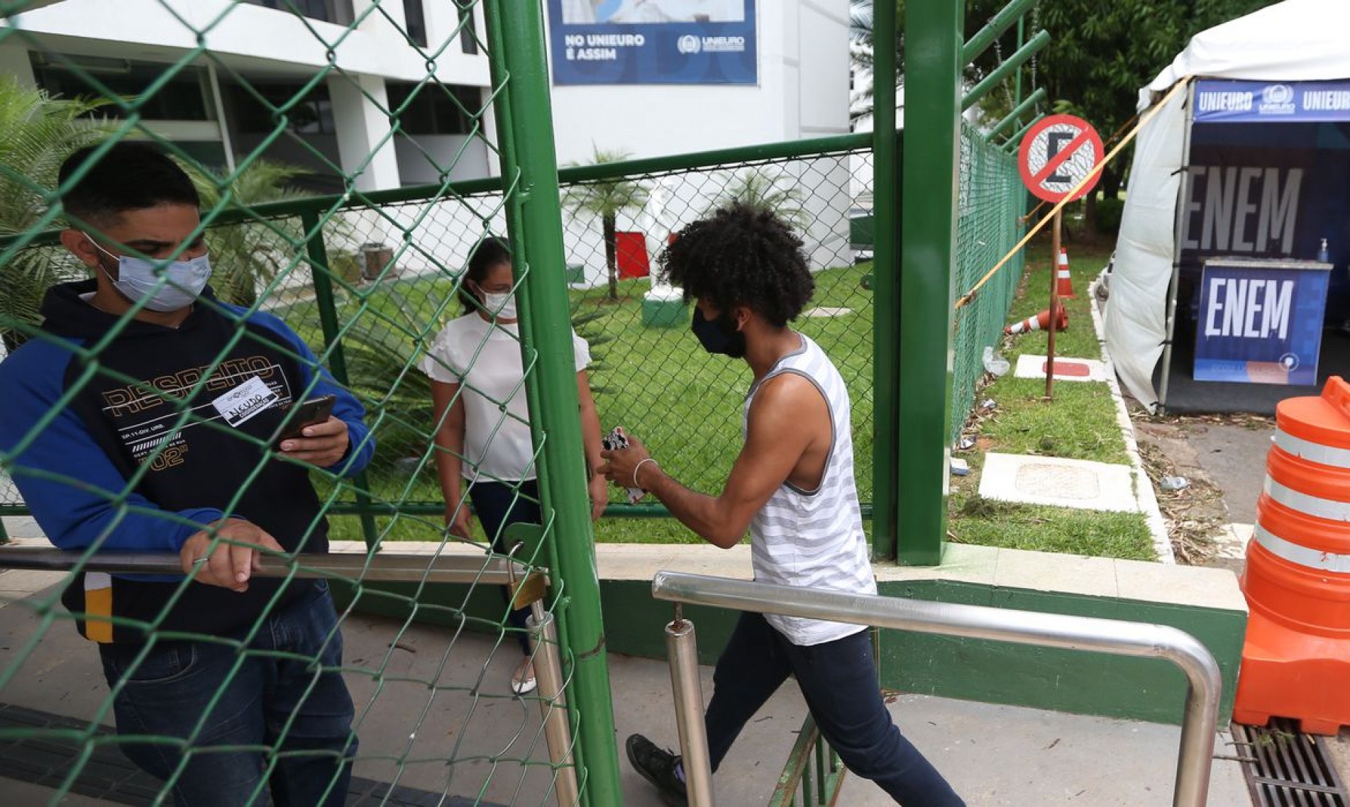  Participantes do Exame Nacional do Ensino M..dio (Enem) 2021 fazem, neste domingo (28), segundo dia de avalia....o, provas de matem..tica e de ci..ncia da natureza.
    