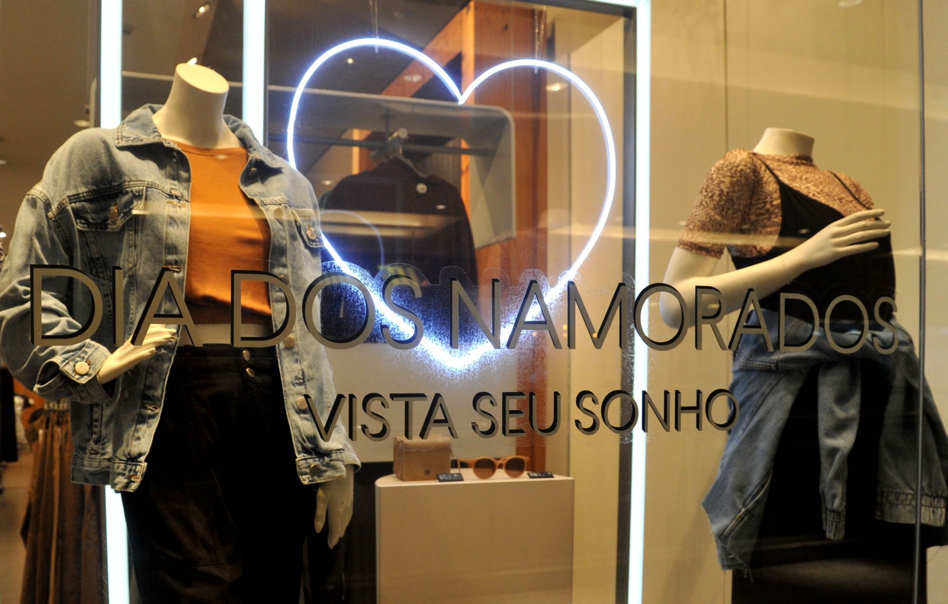Lojistas apostam em promoções para atrair os apaixonados. Maioria vai às compras na véspera, mostra pesquisa da Associação Comercial de Sorocaba.