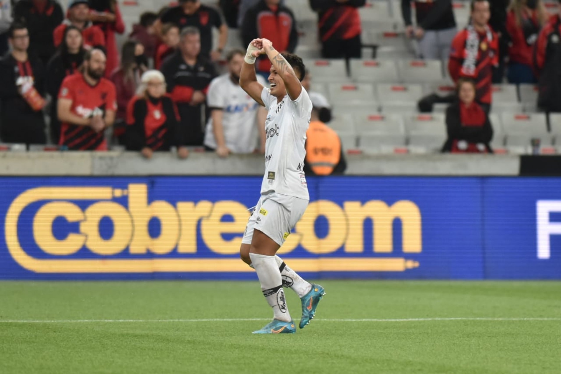 Marcos Leonardo fez 2 gols.