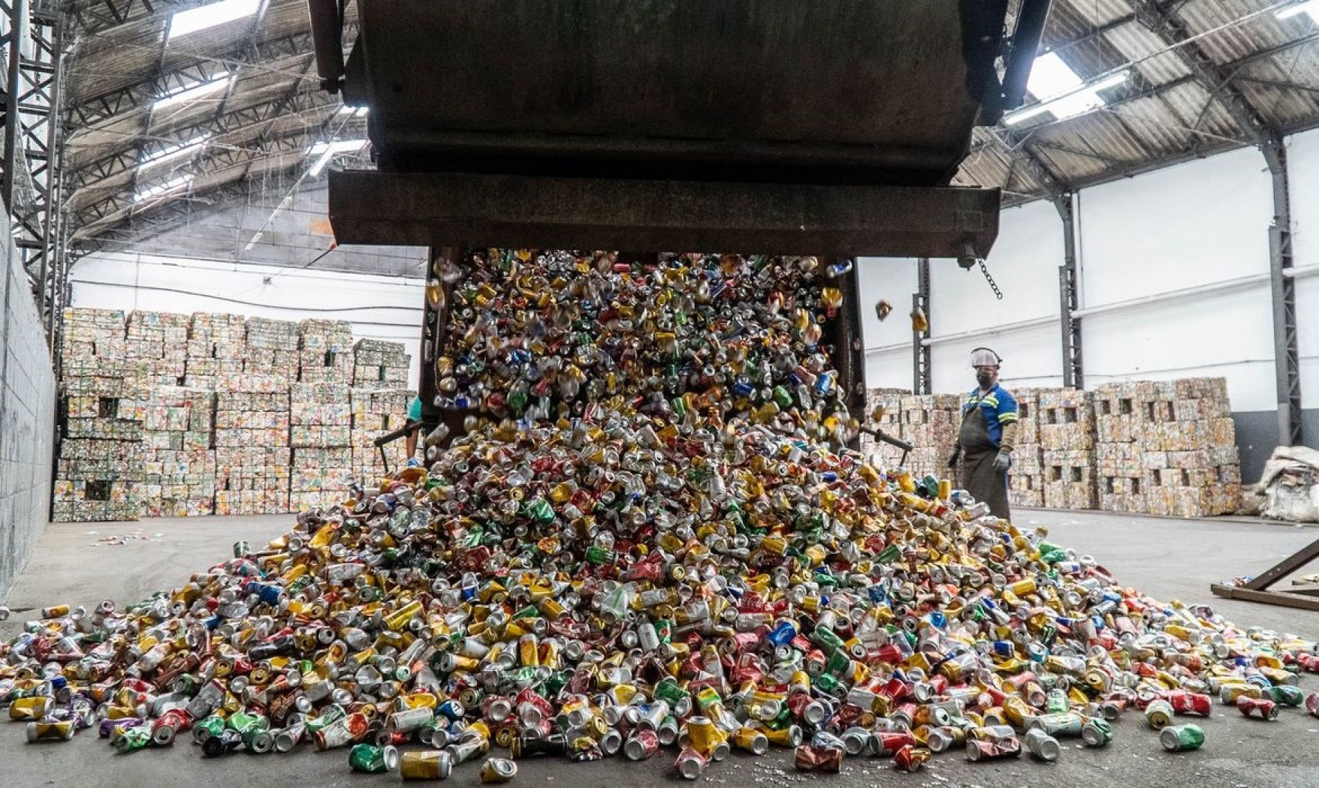  Reciclagem de latas de alumínio.
    