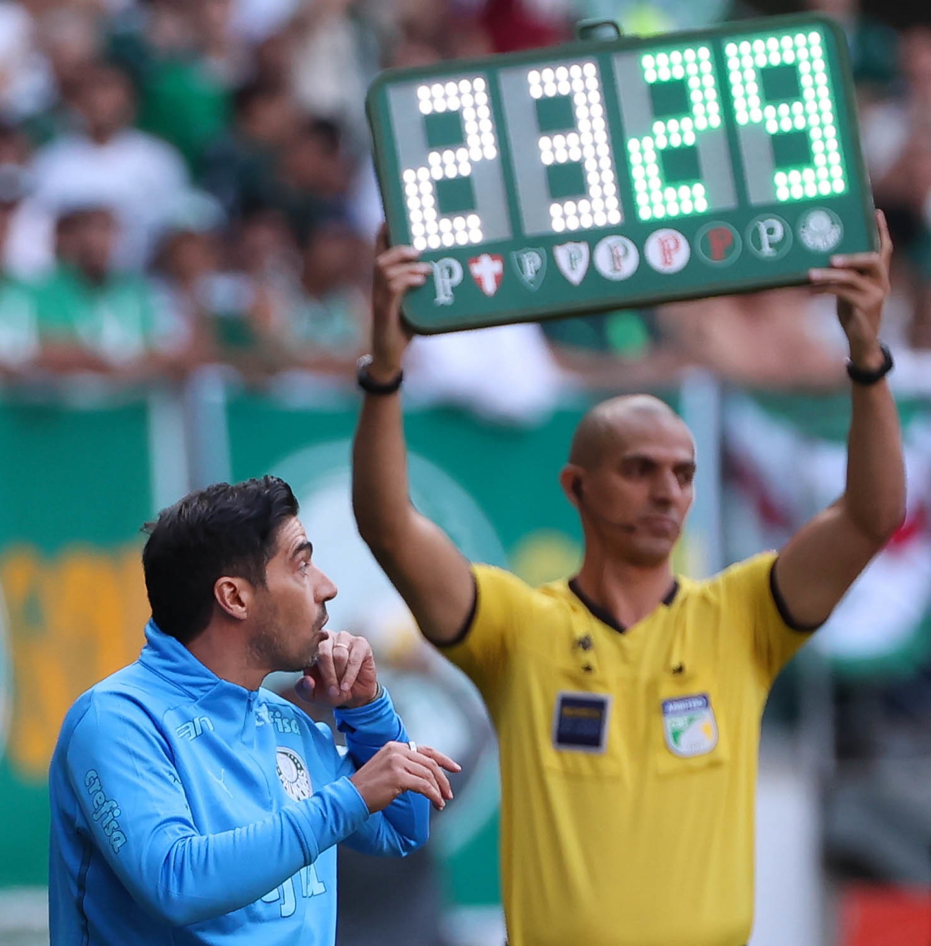 Treinador ficou muito bravo.