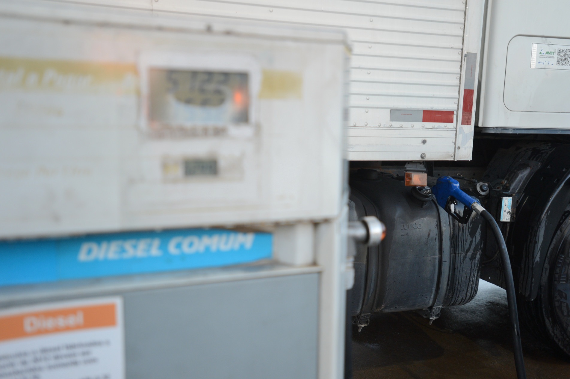 Medida tenta conter o preço do diesel, que sofreu seguidas altas nos últimos meses.