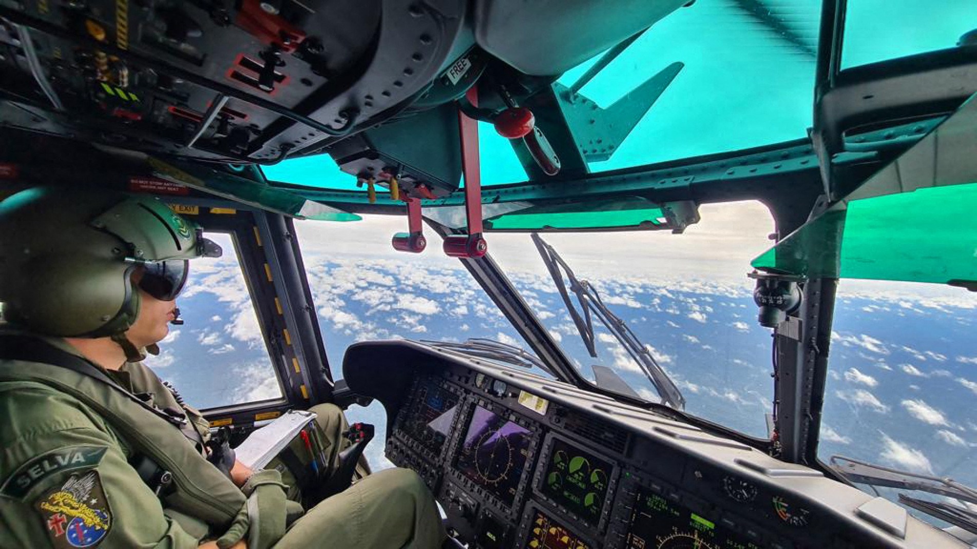 Dois helicópteros foram colocados para auxiliar as buscas.