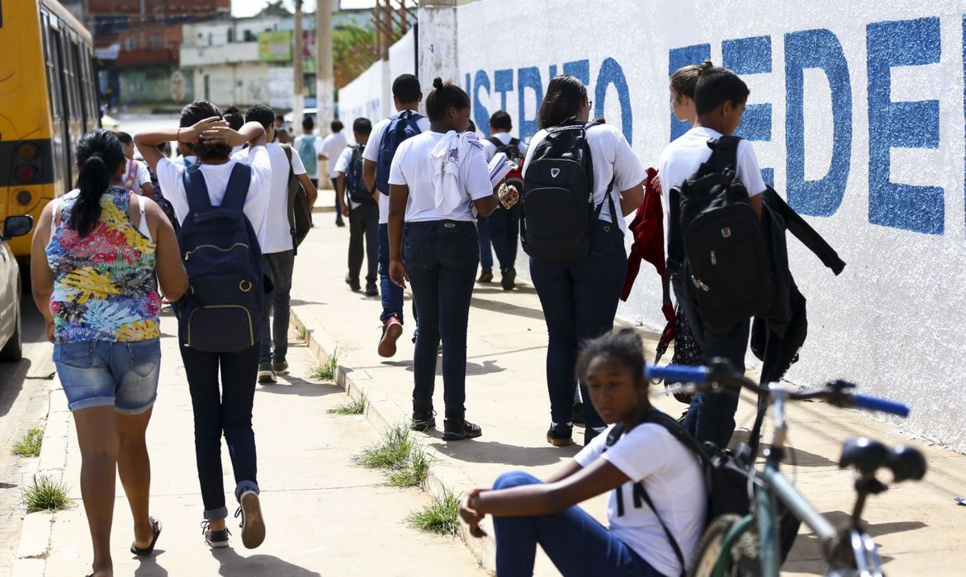  Alunos saindo de escola na Estrutural, no Distrito Federal
    