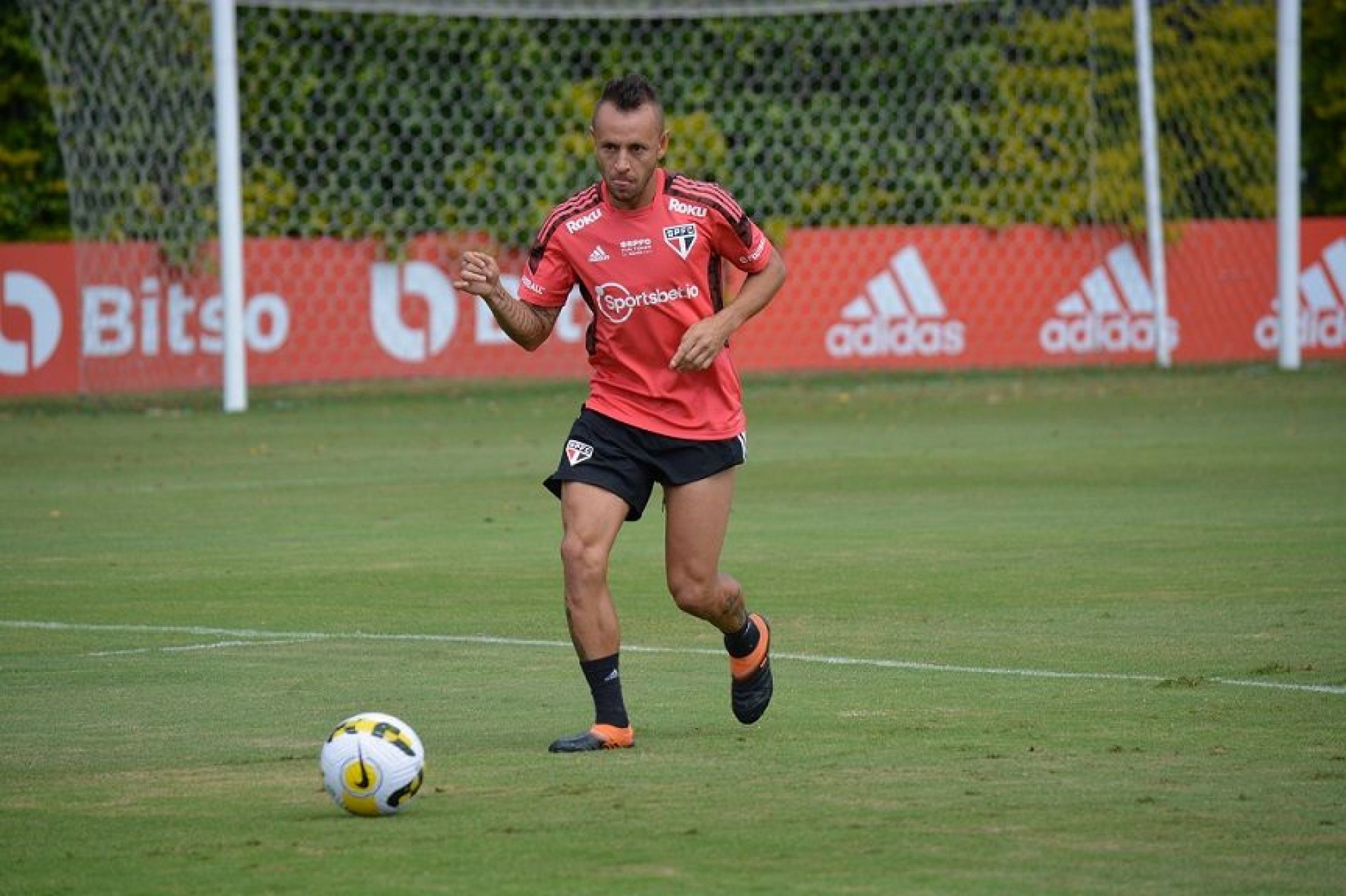 Rafinha conhece bem o Coritiba, adversário de hoje.
