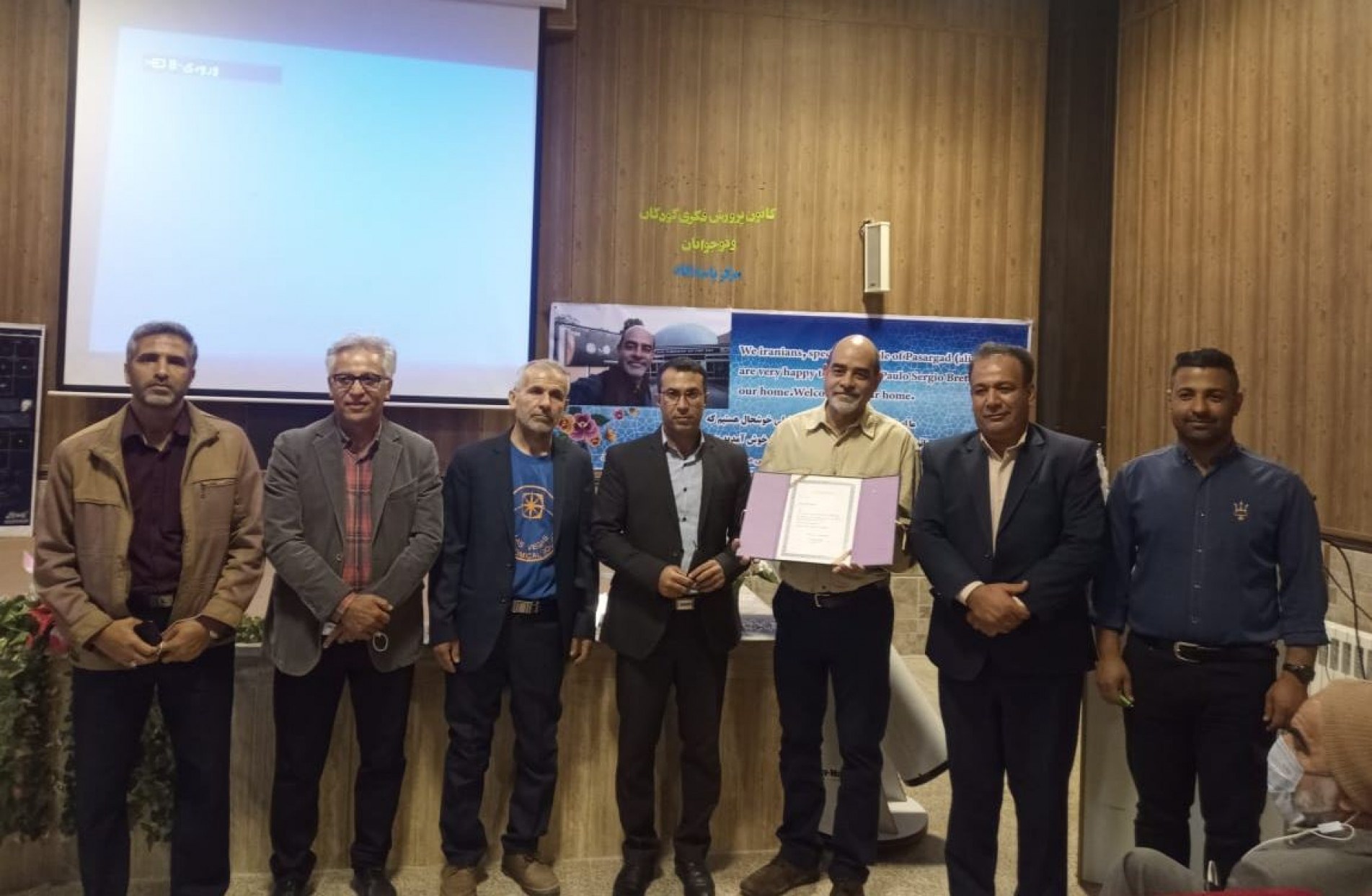Professor Paulo Bretones exibe homenagem prestada pelo prefeito de Pasargada durante evento na prefeitura local.